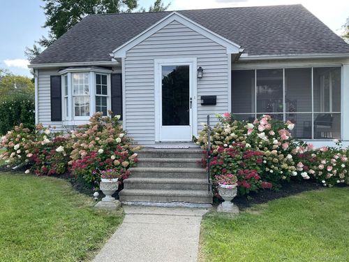 11 Greenport Pkwy, Hudson, NY, 12534-2709 | Card Image