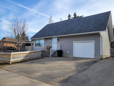 909 13 Ave Se, House detached with 3 bedrooms, 2 bathrooms and 3 parking in Slave Lake AB | Image 1