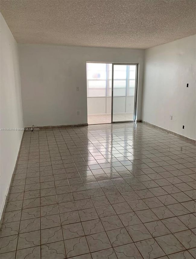 APT-3127 - 1810 W 56 Th St, Condo with 2 bedrooms, 1 bathrooms and null parking in Hialeah FL | Image 5