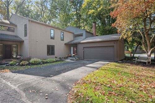 34 Oakshore Dr, Bratenahl, OH, 44108-1118 | Card Image