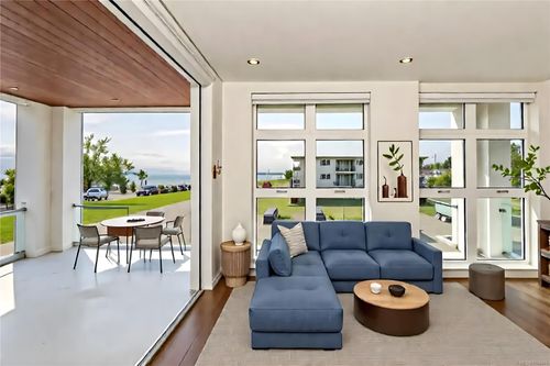 204-9570 Fifth St, Sidney, BC, V8L2W5 | Card Image