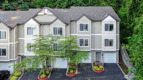 f131-18505 Se Newport Way, Issaquah, WA, 98027-9013 | Card Image