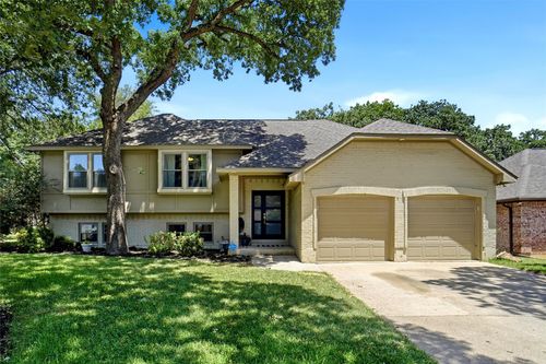 6813 Parkwood Dr, North Richland Hills, TX, 76182-7647 | Card Image