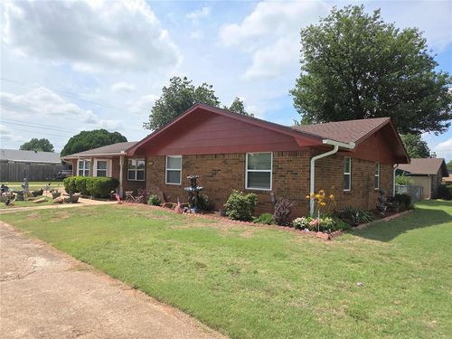 702 W Country Club Rd, Chickasha, OK, 73018-7260 | Card Image