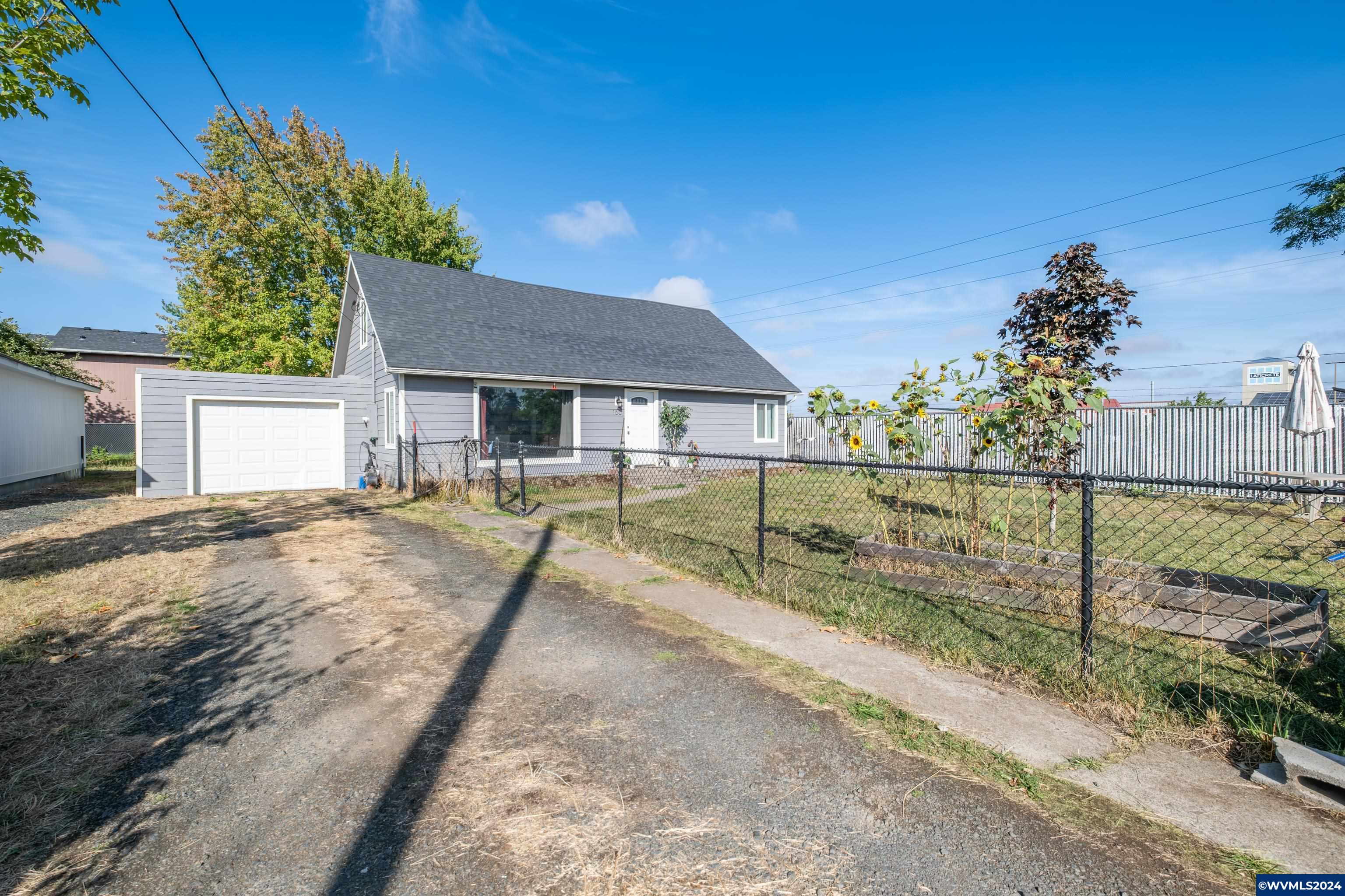11th St, Lebanon, OR 97355