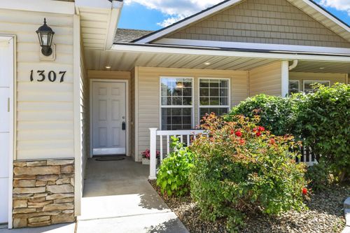 1307 E Willowbrook Ct, Meridian, ID, 83646-7843 | Card Image