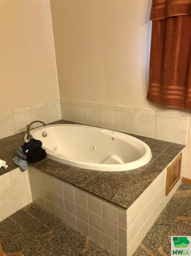 409 E Rose St, House other with 4 bedrooms, 2 bathrooms and null parking in Elk Point SD | Image 10