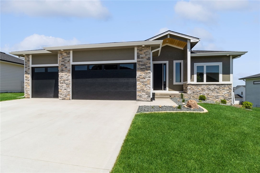 Northpark Dr, Urbandale, IA 50323