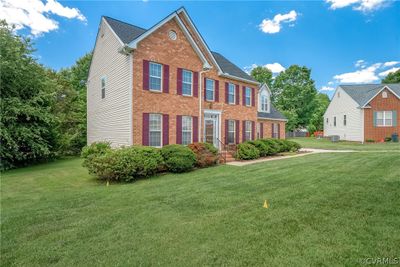 View of front facade with a front yard | Image 3