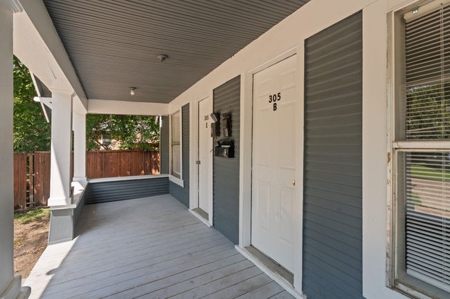 305 W Waco St, Home with 5 bedrooms, 3 bathrooms and 6 parking in Ennis TX | Image 4