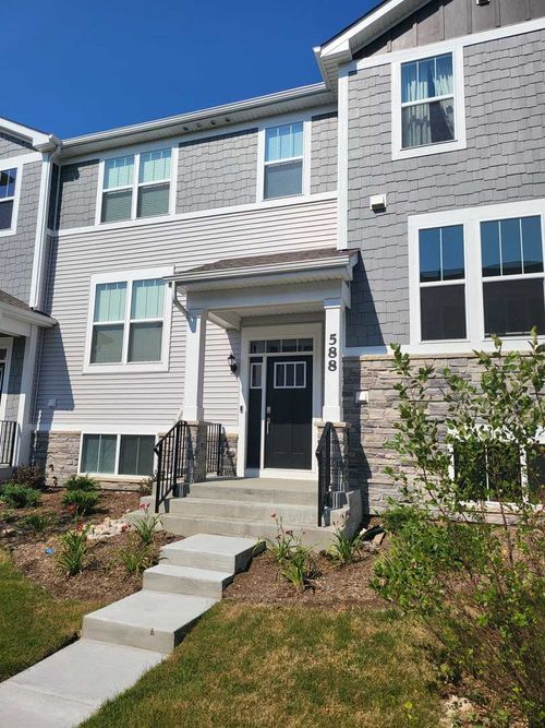 588 Wolverine Dr, Aurora, IL, 60502-9557 | Card Image