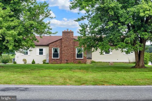 8806 Devonshire Heights Rd, Hummelstown, PA, 17036-7516 | Card Image