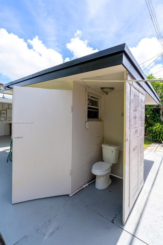 11030 Sw 42 Nd St, House other with 3 bedrooms, 3 bathrooms and null parking in Miami FL | Image 28