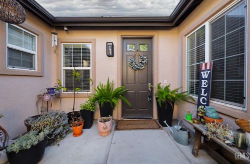 5604 Segovia Way, Bakersfield, CA, 93306-7455 | Card Image