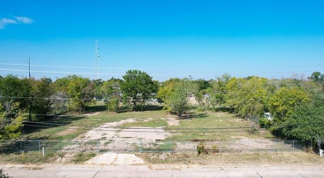 1.06 acres fully fenced | Image 4