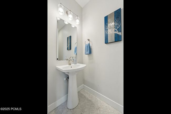 363 E Overlook Loop, Condo with 3 bedrooms, 4 bathrooms and null parking in Hideout UT | Image 21