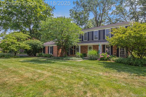 1367 Chestnut Ln, Rochester Hills, MI, 48309-1717 | Card Image