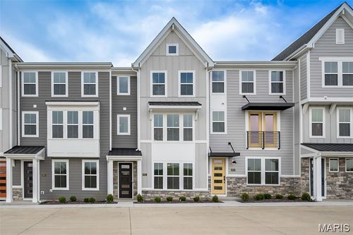 8915 E Gateway Hts, Saint Louis, MO, 63144-3315 | Card Image