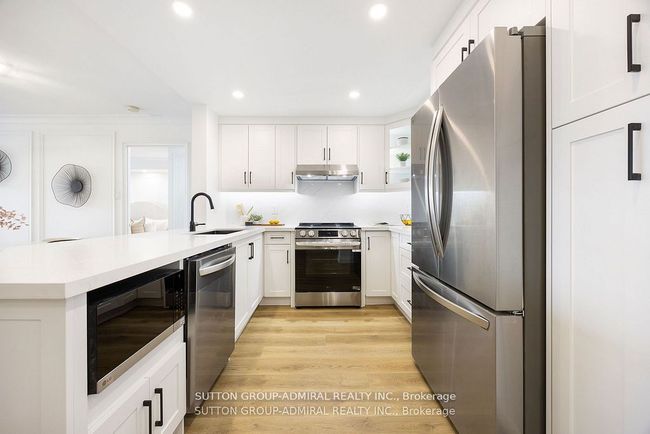 602 - 11 Townsgate Dr, Condo with 2 bedrooms, 2 bathrooms and null parking in Vaughan ON | Image 5