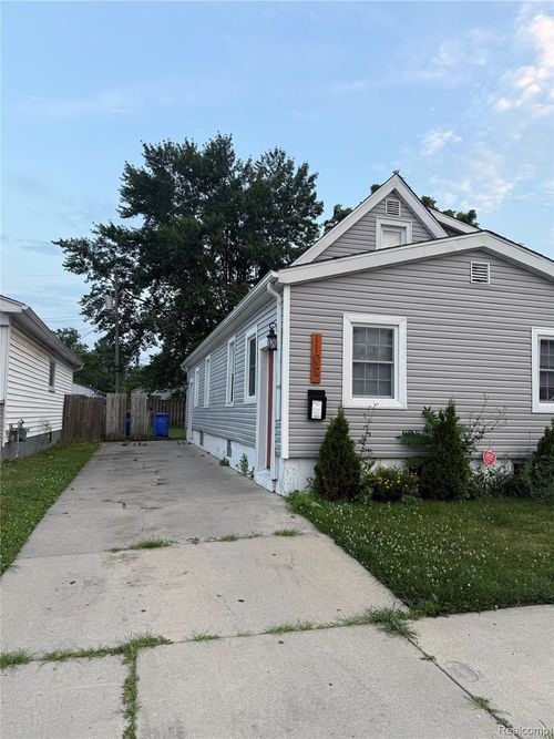 11052 Essex Ave, Warren, MI, 48089-1702 | Card Image