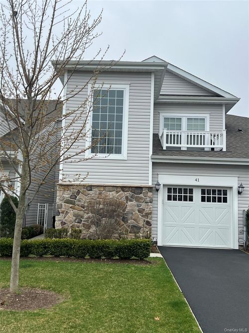 41 Greentree Ct, Shirley, NY, 11967-3653 | Card Image