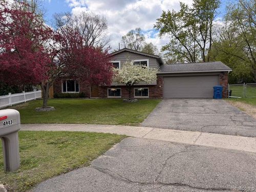 4803 Crestbrook Dr, Waterford, MI, 48328-1011 | Card Image