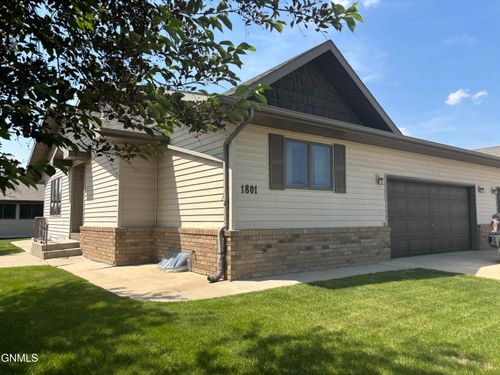 1801 15th Ave W, Williston, ND, 58801-3167 | Card Image