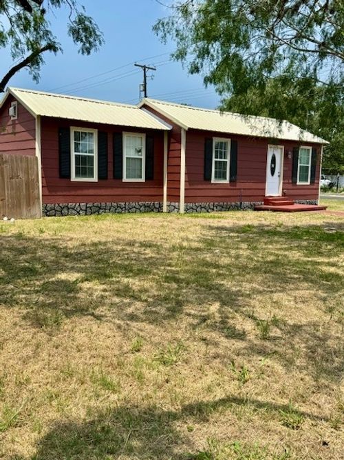1313 N Tyler St, Beeville, TX, 78102-3638 | Card Image