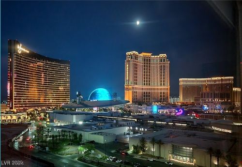 2203-2000 N Fashion Show Dr, Las Vegas, NV, 89109-1936 | Card Image