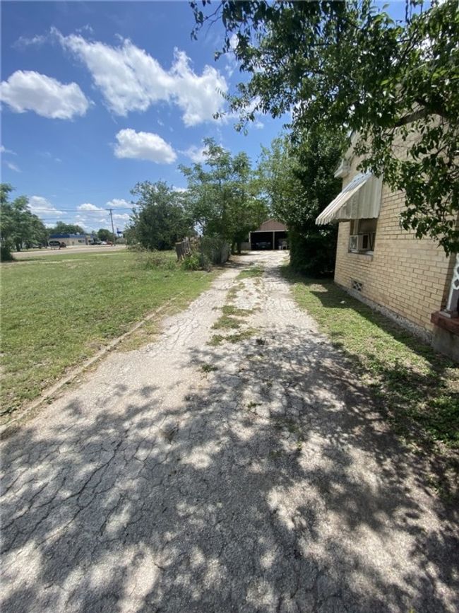 1040 E 5 Th St, House other with 2 bedrooms, 1 bathrooms and 4 parking in Alice TX | Image 7