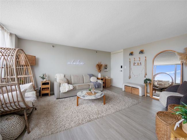 This unit is fully remodeled and absolutely gorgeous! | Image 5