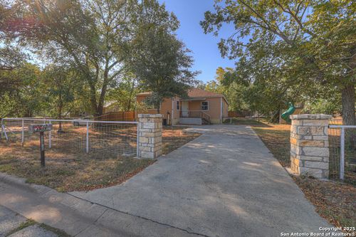 810 Lamar St, Luling, TX, 78648-1918 | Card Image