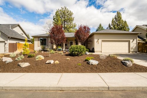 800 Se Shadowood Dr, Bend, OR, 97702-2486 | Card Image