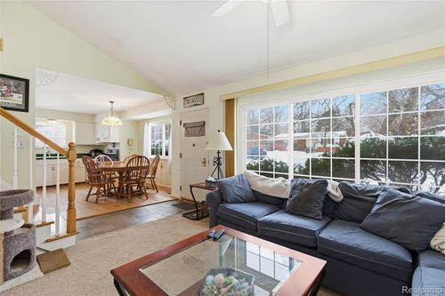 20426 Maplewood St, Livonia, MI, 48152-2049 | Card Image