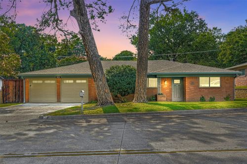 933 Wade Dr, Bedford, TX, 76022-7442 | Card Image