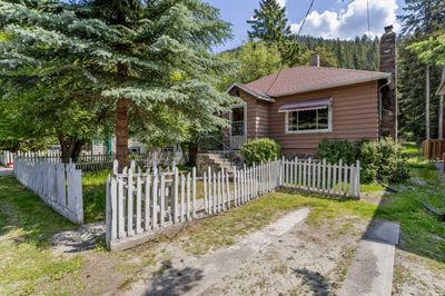 404 Otter St, House detached with 3 bedrooms, 2 bathrooms and 2 parking in Banff AB | Image 1