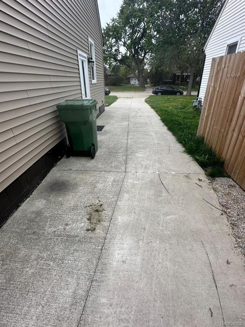 14555 Burns St, Southgate, MI, 48195-1911 | Card Image