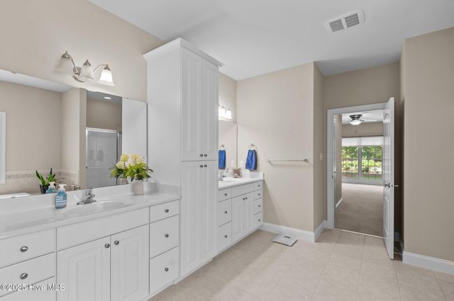 Primary bath | Image 15
