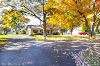 Long driveway for extra parking | Image 3