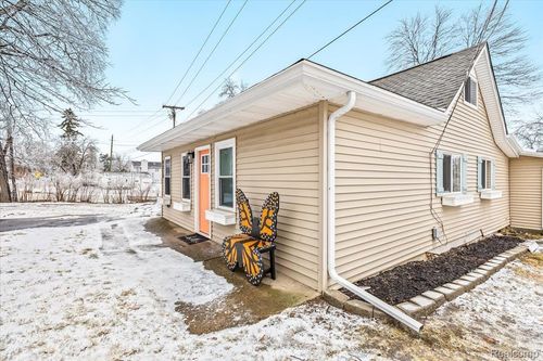 9115 Gale Rd, White Lake, MI, 48386-1414 | Card Image