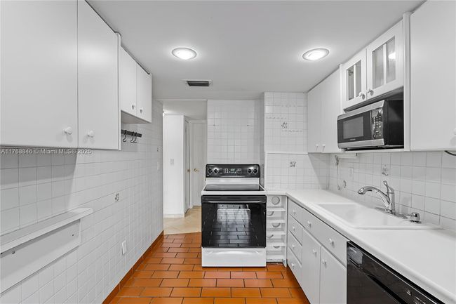 2B - 77 Crandon Blvd, Condo with 1 bedrooms, 2 bathrooms and null parking in Key Biscayne FL | Image 21