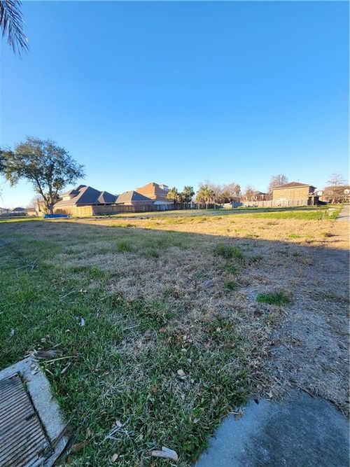 16 Queens Ct, Chalmette, LA, 70043-1038 | Card Image