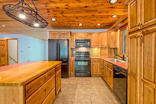 2403 Hidden Valley Rd, Home with 3 bedrooms, 3 bathrooms and 2 parking in Hiawassee GA | Image 24