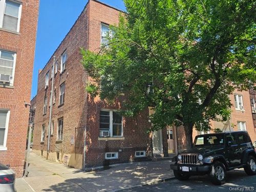 43 40th St, Sunnyside, NY, 11104-3810 | Card Image