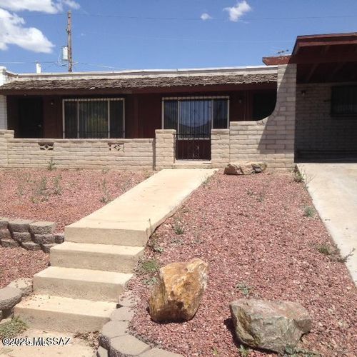 2661 S Enchanted Hills Dr, Tucson, AZ, 85713-4525 | Card Image