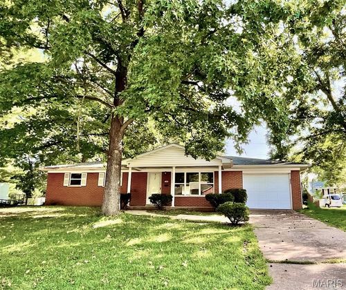 700 Saint Mary Dr, Belleville, IL, 62226-6569 | Card Image