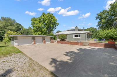 600 W Predmore Road, Home with 3 bedrooms, 2 bathrooms and null parking in Oakland Twp MI | Image 3