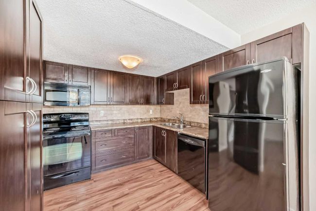 1003 - 2200 Woodview Drive Sw, Home with 2 bedrooms, 1 bathrooms and 1 parking in Calgary AB | Image 11