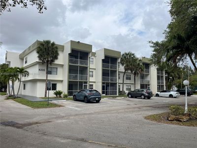 203 - 4235 N University Dr, Condo with 3 bedrooms, 2 bathrooms and null parking in Sunrise FL | Image 3