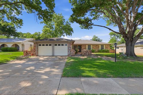 1516 Lamplighter Ln, Edgecliff Village, TX, 76134-2825 | Card Image